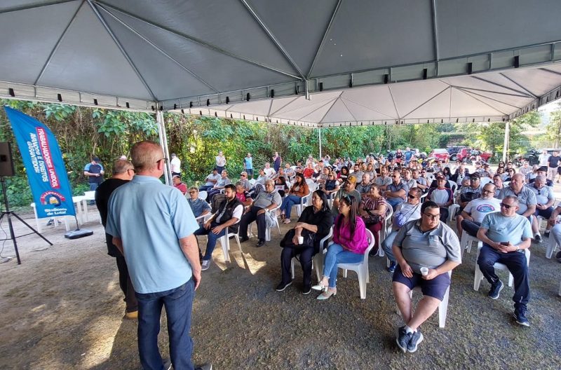 Trabalhadores reunidos em assembleia do sindicato em Blumenau