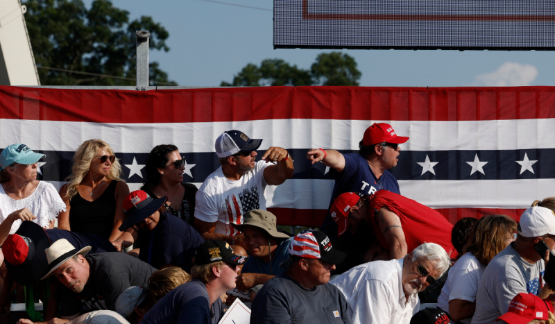 Apoiadores de Trump aparecem abaixados após sons parecidos com disparos por arma de fogo &#8211; Foto: Anna Moneymaker/Getty Images North America/Getty Images via AFP