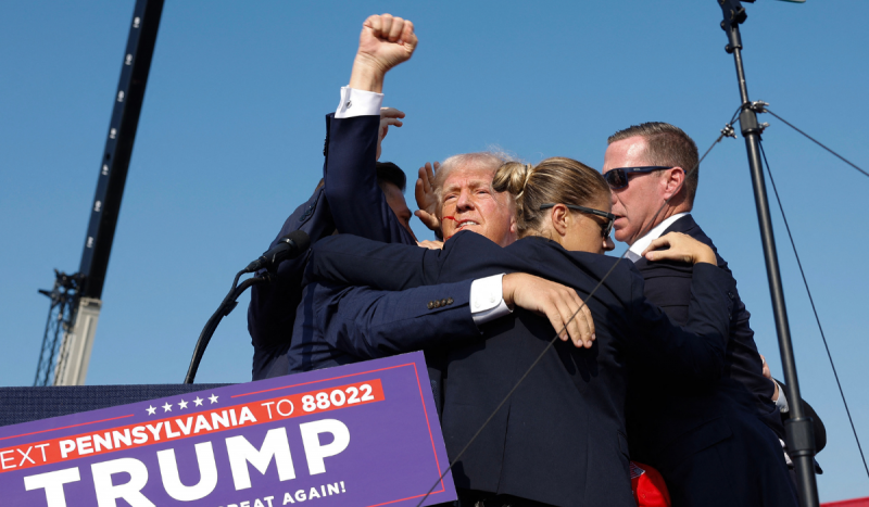 Candidato do Republicano saiu de evento fazendo gesto de punho cerrado para público no local &#8211; Foto: Anna Moneymaker/Getty Images North America/Getty Images via AFP