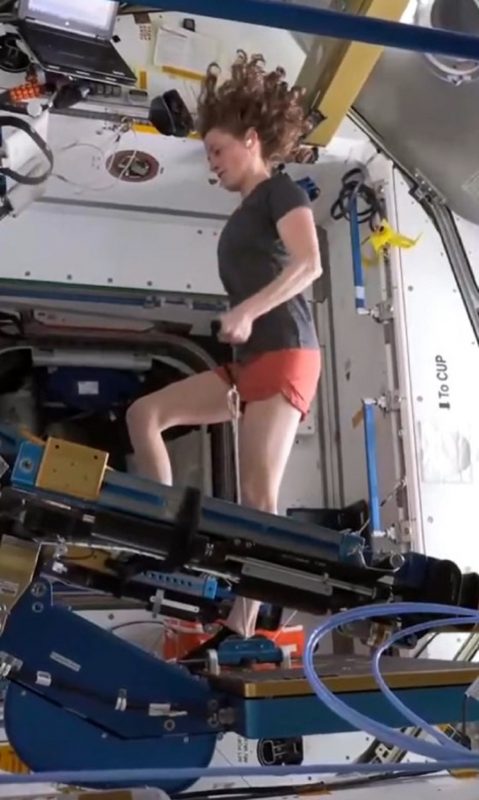 astronauta Loral O'Hara aparece fazendo exercícios no espaço