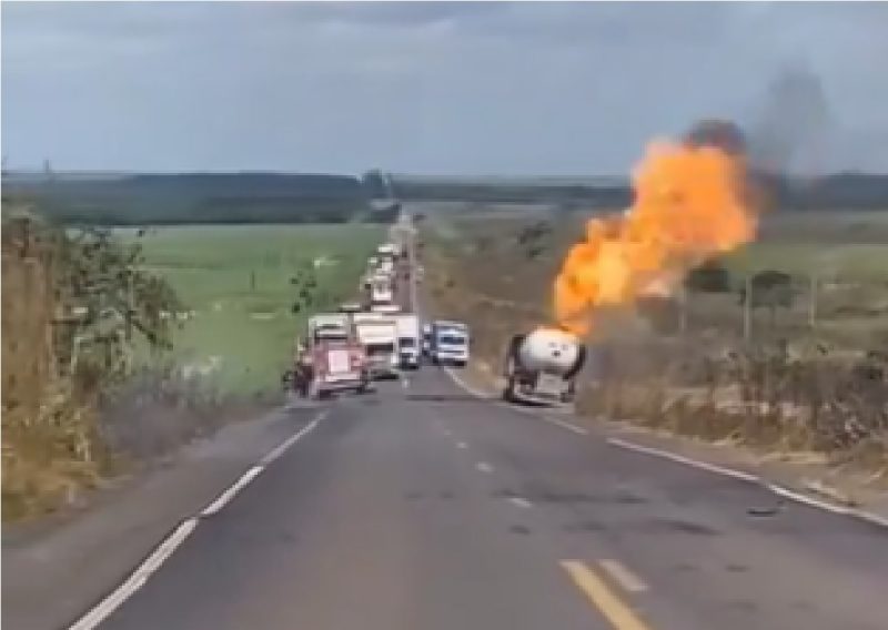 Caminhão-tanque pegando fogo em acostamento de rodovia