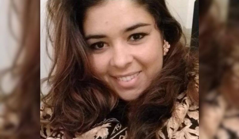 Lúcia Felippe Janot Marinho, a rainha dos carecas - mulher branca com cabelos longos e castanhos escuros sorrindo em foto de perfil