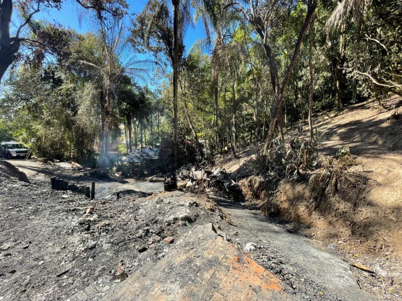 Mais de 35 mil litros de &aacute;gua foram usados para conter inc&ecirc;ndio na casa da fam&iacute;lia, mas n&atilde;o foi poss&iacute;vel salvar nada – Foto: Arquivo Pessoal