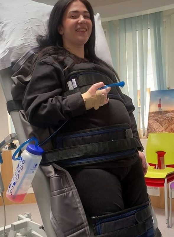 Cherrie Austin faz fisioterapia para recuperar movimentos