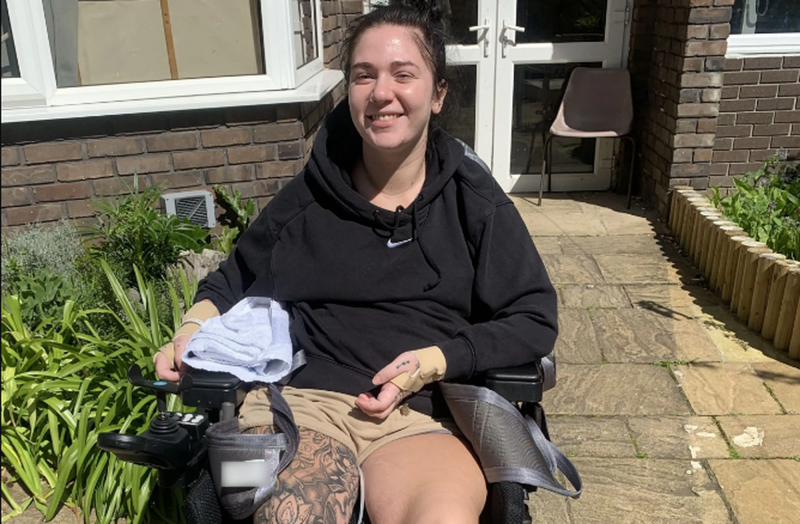 Após faxina pesada, mulher fica em coma por 10 dias e acorda paralítica