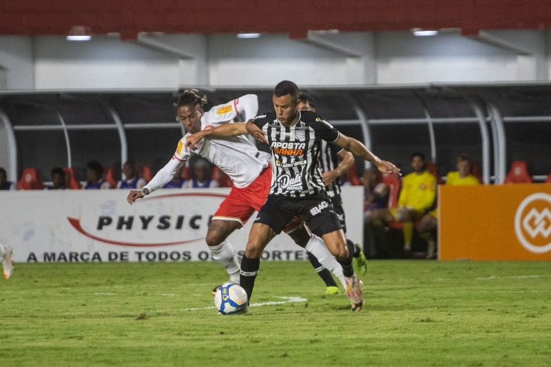 Figueirense e Tombense duelaram no 'Almeidão' em Tombos (MG)