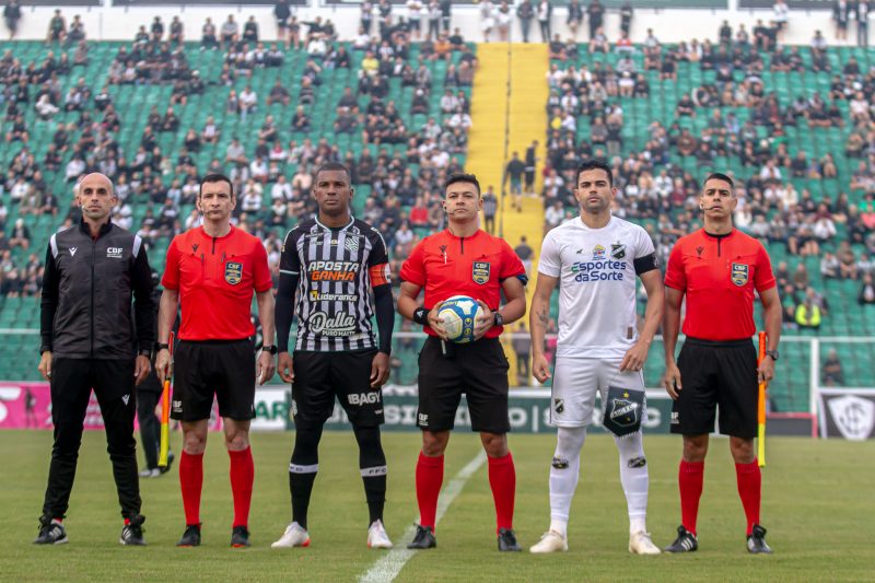 Figueirense foi absolvido no julgamento do STJD sobre arremesso de copos no gramado