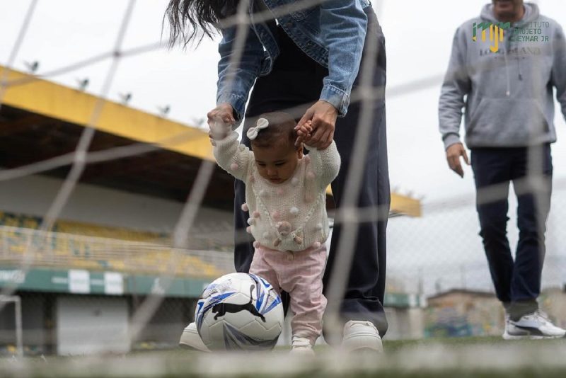 Filha do Neymar aparece com roupa caríssima de R$ 3,3 mil no Intituto do pai