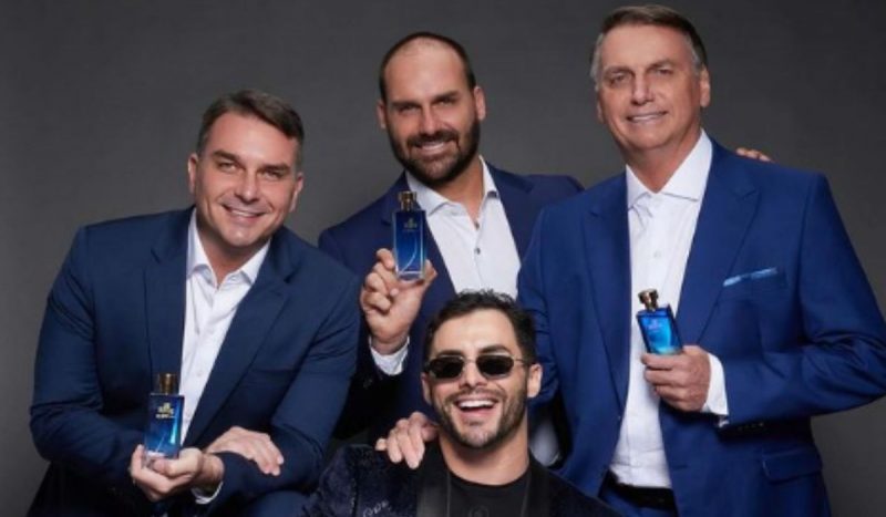 Filhos de Bolsonaro posaram com o perfume ao lado do pai