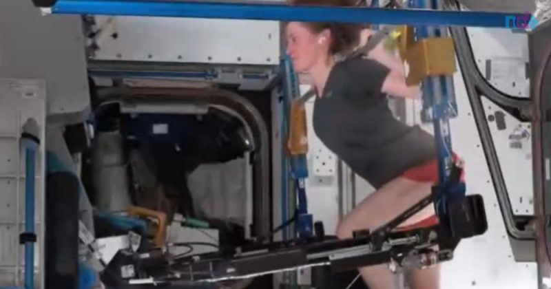 astronauta faz supino para fortalecer músculos no espaço