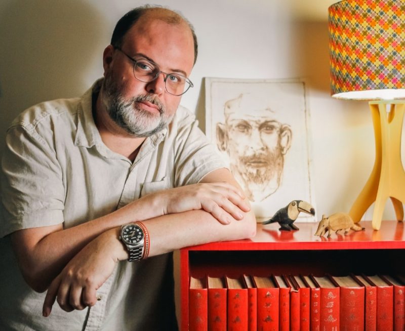 Escritor Fernando Boppr&eacute; lan&ccedil;a seu novo livro “Termas da Desola&ccedil;&atilde;o”, na Galeria Helena Fretta – Foto: Denis Cardoso/Divulga&ccedil;&atilde;o
