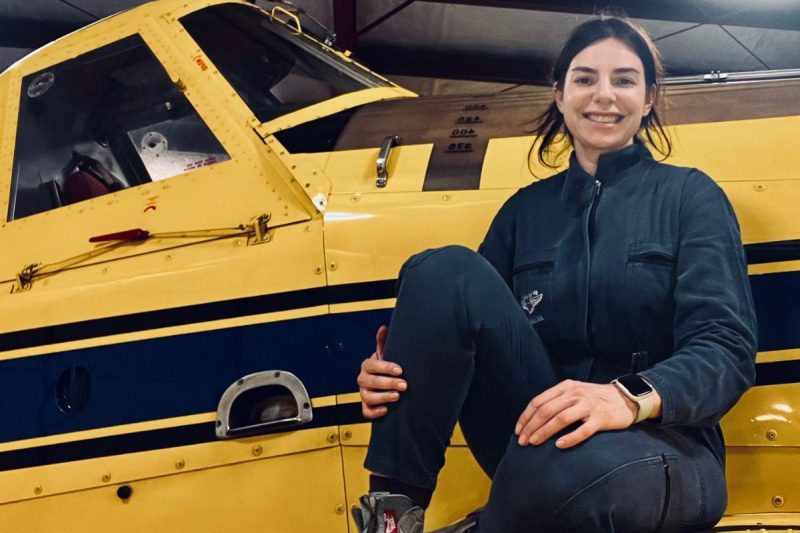 Piloto brasileira Juliana Turchetti posa com avião