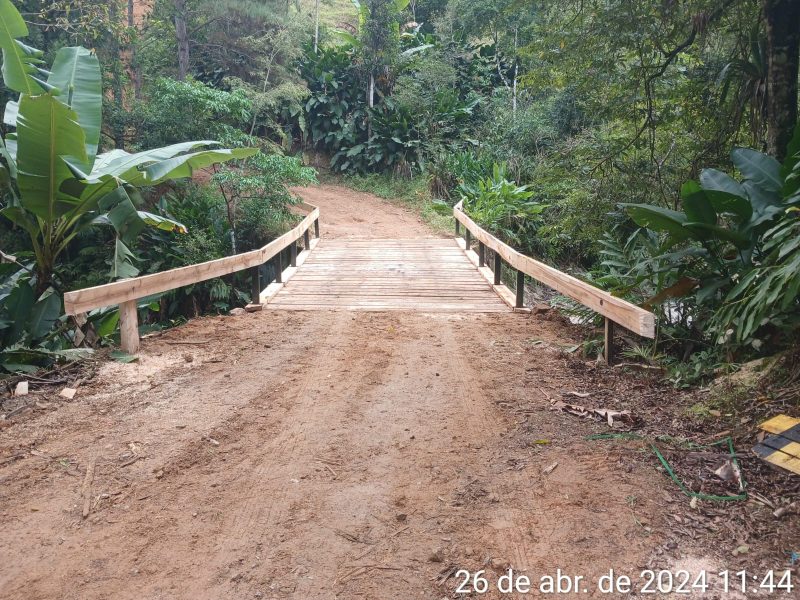 na imagem aparece a ponte que desabou com um caminhão cheio de toras de madeira na última quarta