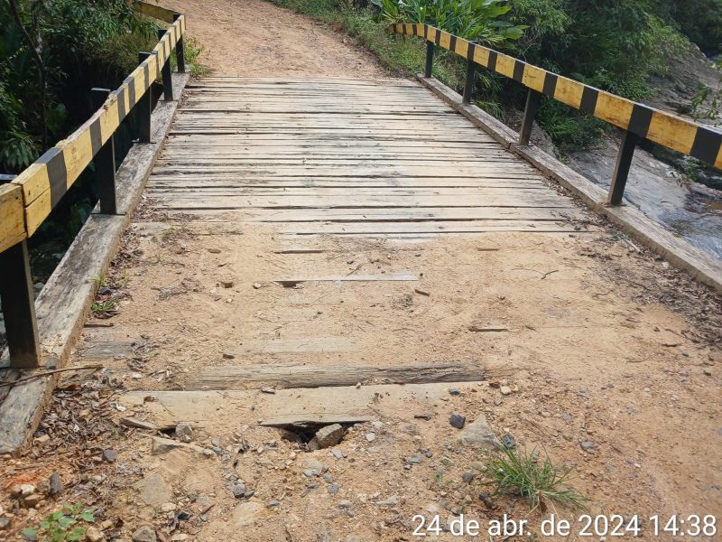 na foto aparece a estrutura da ponte que desabou na última quarta e que foi reformada em abril deste ano