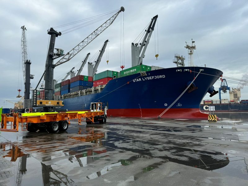 Foto do primeiro navio de contêineres a atracar no Porto de Itajaí após 1 ano e meio