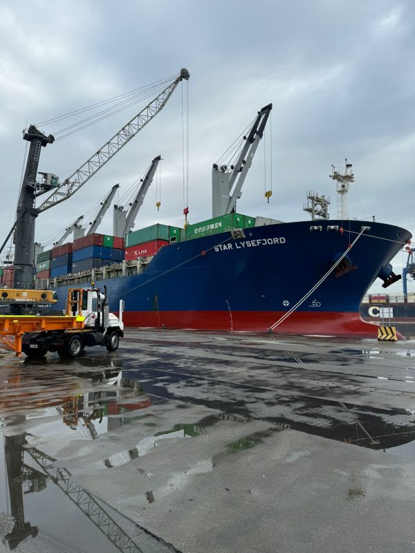 Imagem mostra navio no Porto de Itajaí; terminal tem dívida de R$ 35 milhões com empresa que faz dragagem no canal de acesso