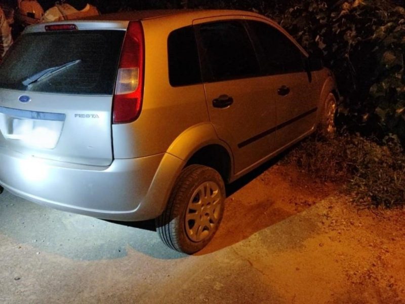 Motorista do Ford Fiesta furtado só parou a fuga descontrolada depois que abandonou o carro próximo de uma casa 