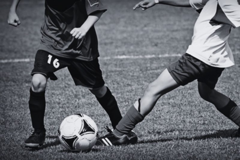 A criança foi levada ao hospital, após ser baleado enquanto jogava futebol, na segunda (15)