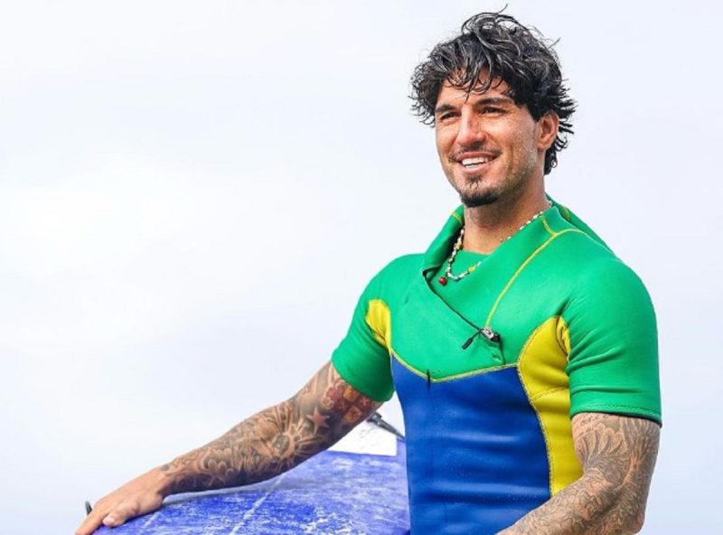 Gabriel Medina com prancha de surfe na mão pronto para ir surfar nas Olimpíadas