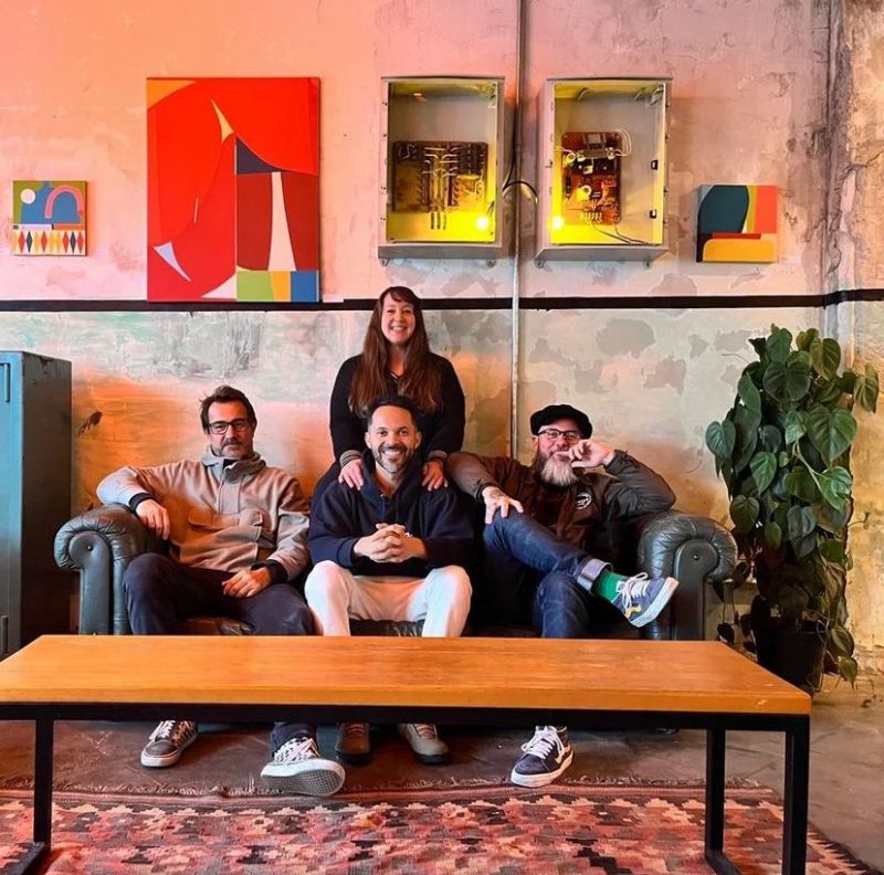 Os “obreiros” da exposi&ccedil;&atilde;o “Fora de Lugar”, que abre nesta quarta na Galeria Lama: o artista Caz&atilde;o (esquerda), David Vieira (Galeria Lama, ao centro), o artista Rodrigo Lev&eacute;l (direita) e a curadora Maristela M&uuml;ller (de p&eacute;). – Foto: Divulga&ccedil;&atilde;o