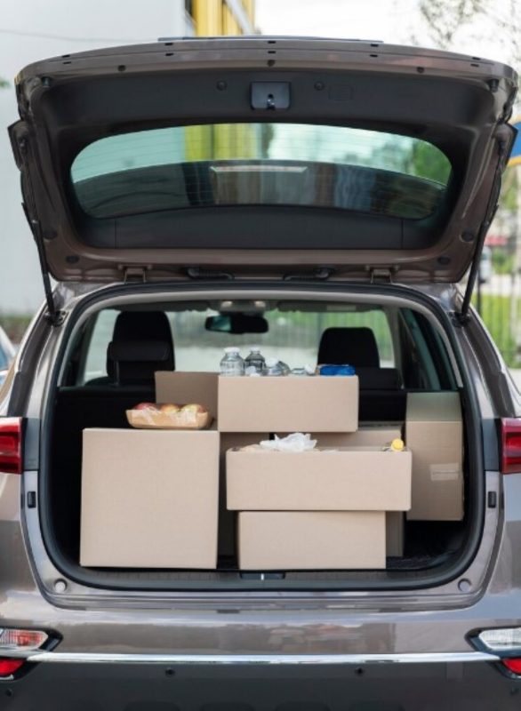 na imagem aparece um carro com mercadorias, que é responsável por gastar gasolina