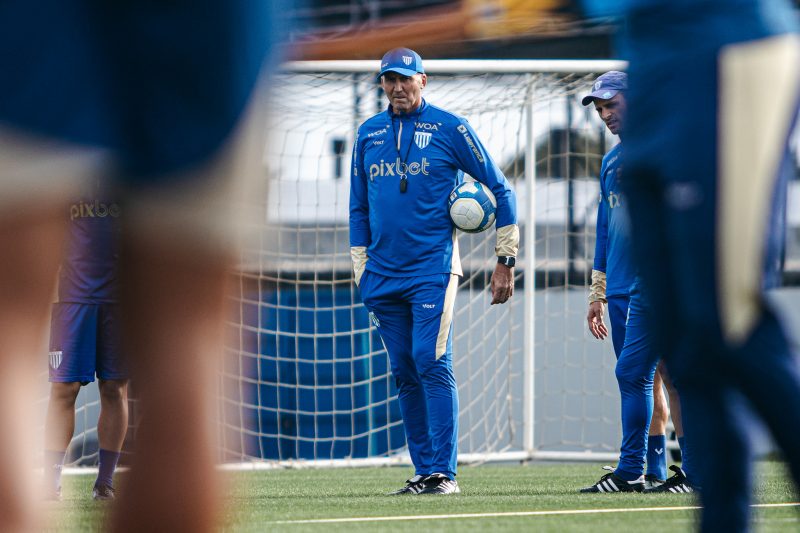 Técnico Gilmar Dal Pozzo terá problemas para escalar o Avaí diante do Mirassol 