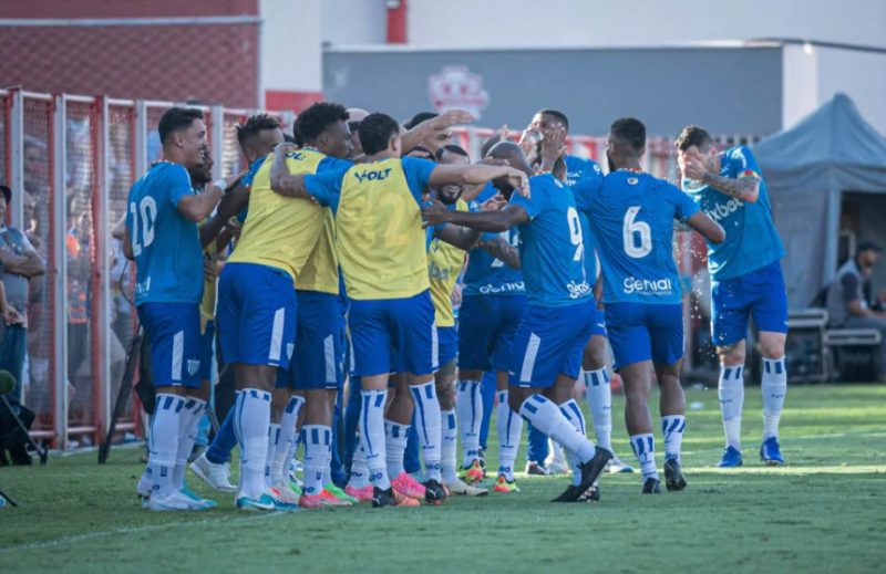 Vagner Love comemorou o primeiro gol com a camisa do Avaí junto dos companheiros