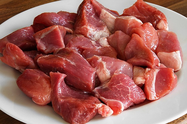 A imagem mostra pedaços de carne bovina.