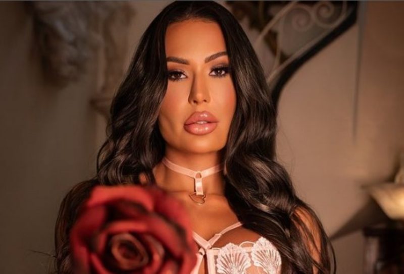 Gracyanne Barbosa com uma flor na mão e nova coleção de lingerie