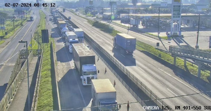 Acidente causou um congestionamento de quatro quilômetros 