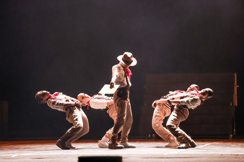 Jovens no palco durante apresentação de coreografia 