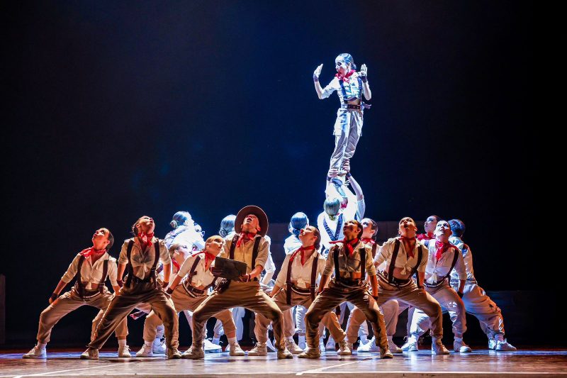 Jovens durante apresentação de coreografia em festival 