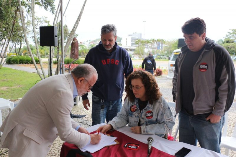 Servidores assinaram acordo para votar fim da greve na UFSC