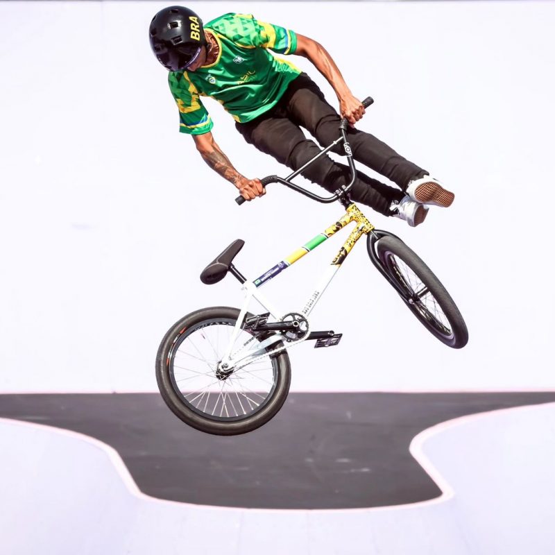 Gustavo Bala Loka em ação no BMX freestyle nas Olimpíadas de Paris