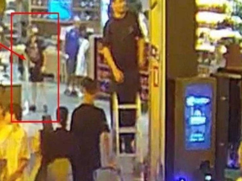 Homem sinalizado na imagem foi acusado de mostrar o pênis em uma loja de chocolates 