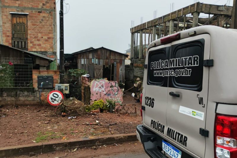 O homem foi encontrado morto a tiros dentro de casa. – Foto: Alexandre Madoglio/NDTV Chapec&oacute;