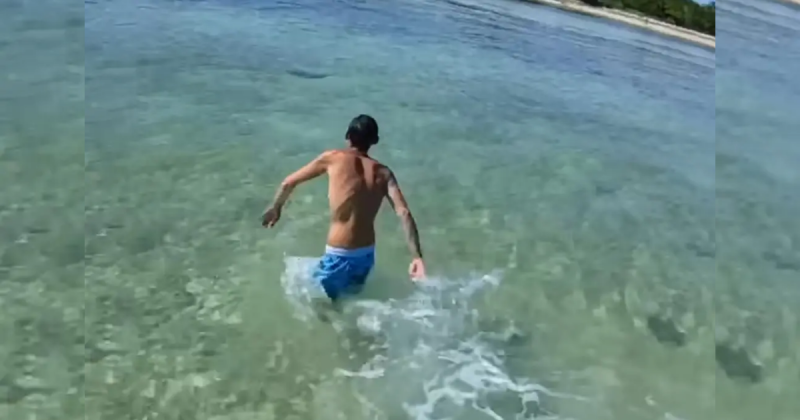 Homem prefere saltar ao mar e aparece andando em águas rosas