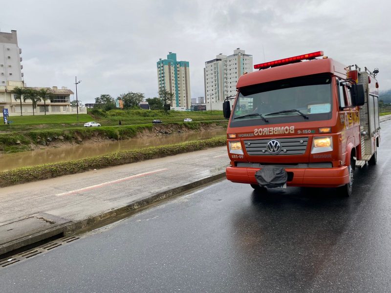 Corpo de bombeiros de Brusque nas margens do rio