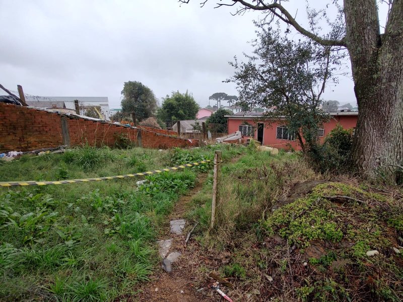 A vítima é um morador de rua. 