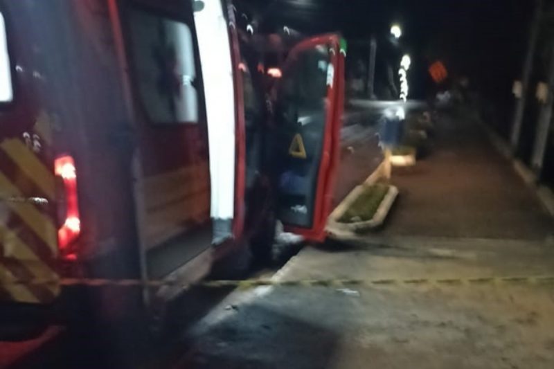 Suspeita teria matado homem com facadas.