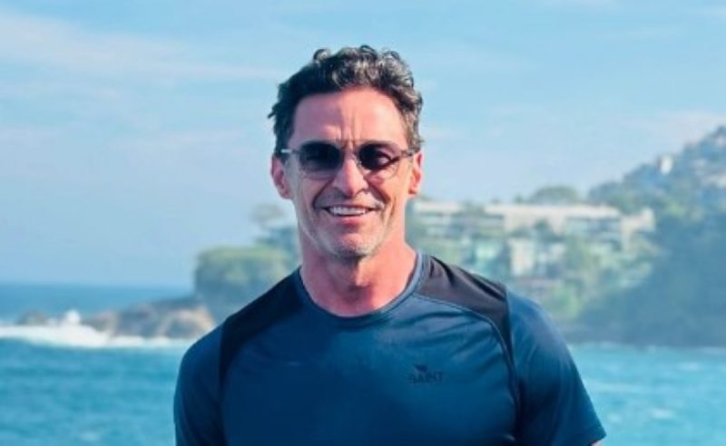 ator hugh jackman em visita ao brasil aparece de óculos escuros e sorrindo