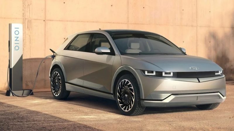 Ima de um Hyundai prata estacionado e sendo abastecido