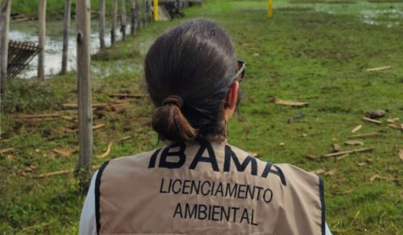 foto mostra agente do Ibama de costas com um colete escrito "ibama" e "licenciamento ambiental"