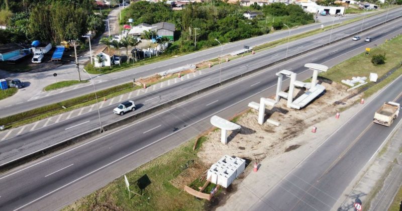 Içamento de vigas na BR-101 no Sul de SC