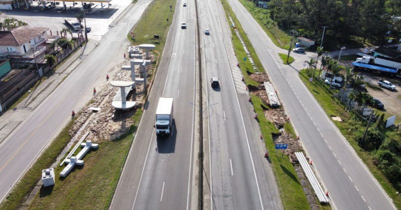 Içamento de vigas na BR-101 no Sul de SC