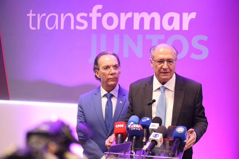 Geraldo Alckmin discursa ao lado de Décio Lima em evento do Sebrae