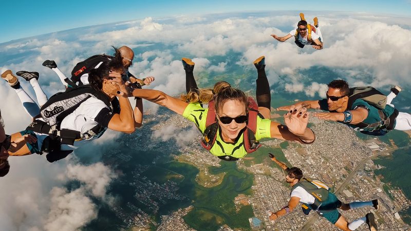 Imagem mostra partida de futebol a 3km de altitude em Balneário Camboriú, a partida mais alta do mundo