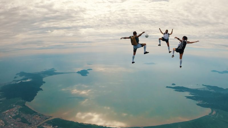 Imagem mostra partida de futebol a 3km de altitude em Balneário Camboriú, a partida mais alta do mundo