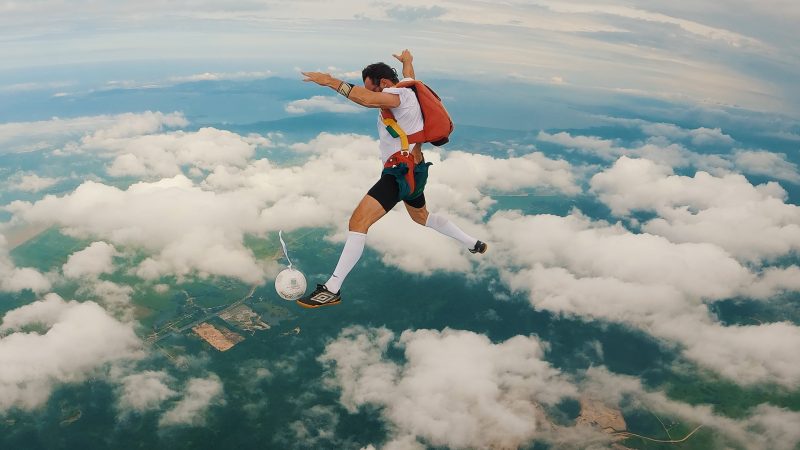 Imagem mostra partida de futebol a 3km de altitude em Balneário Camboriú, a partida mais alta do mundo