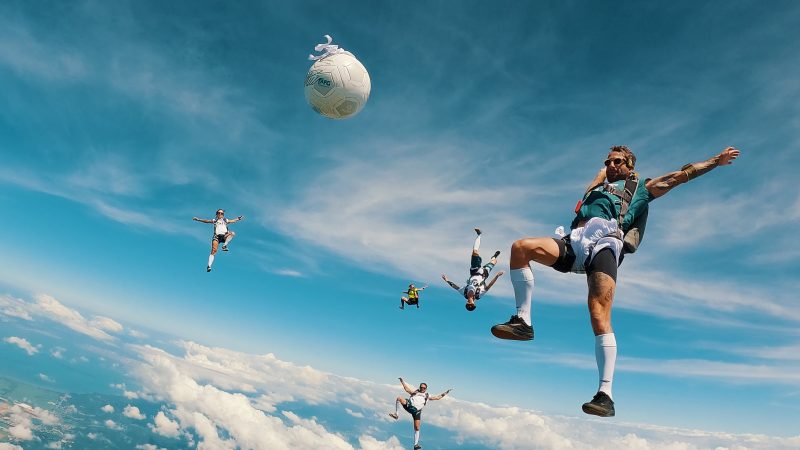 Imagem mostra partida de futebol a 3km de altitude em Balneário Camboriú, a partida mais alta do mundo